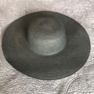 Women’s black wide-brimmed hat